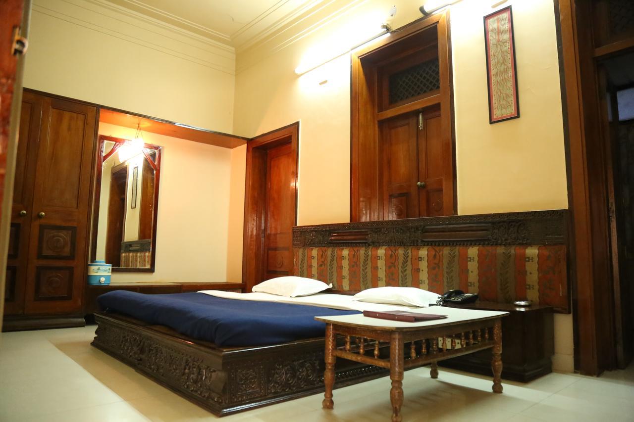 Hotel Siddhartha Palace อาเมดาบัด ภายนอก รูปภาพ