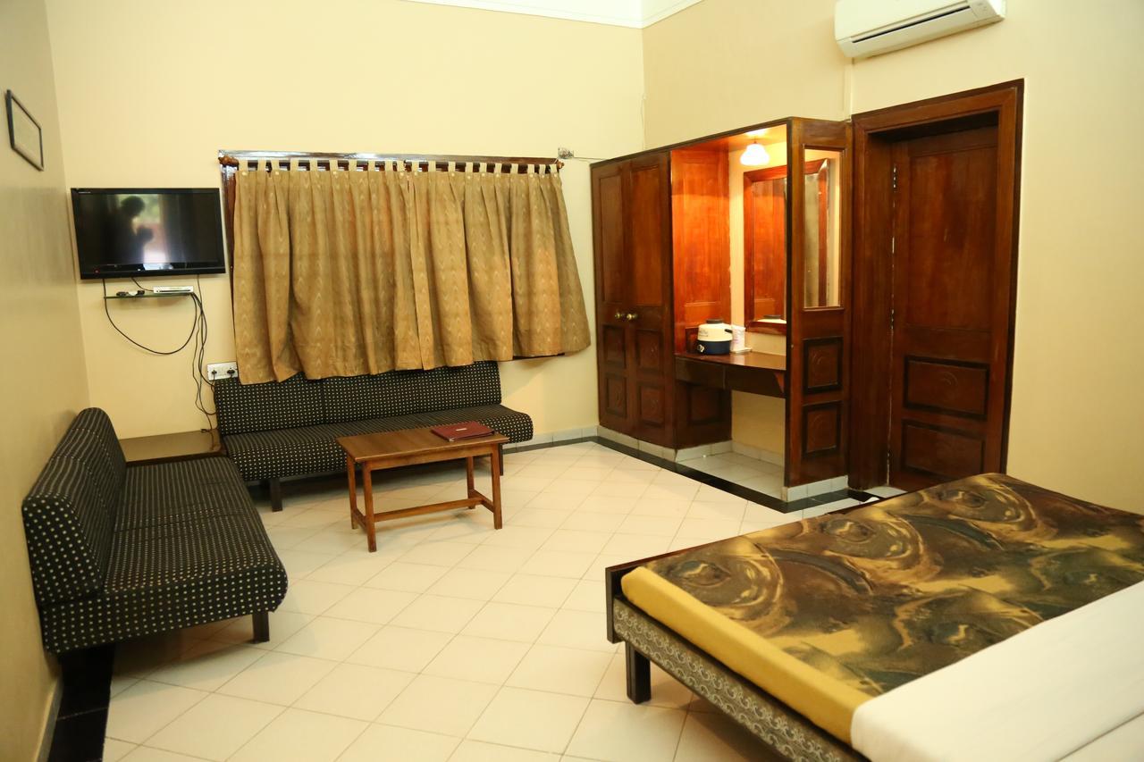 Hotel Siddhartha Palace อาเมดาบัด ภายนอก รูปภาพ