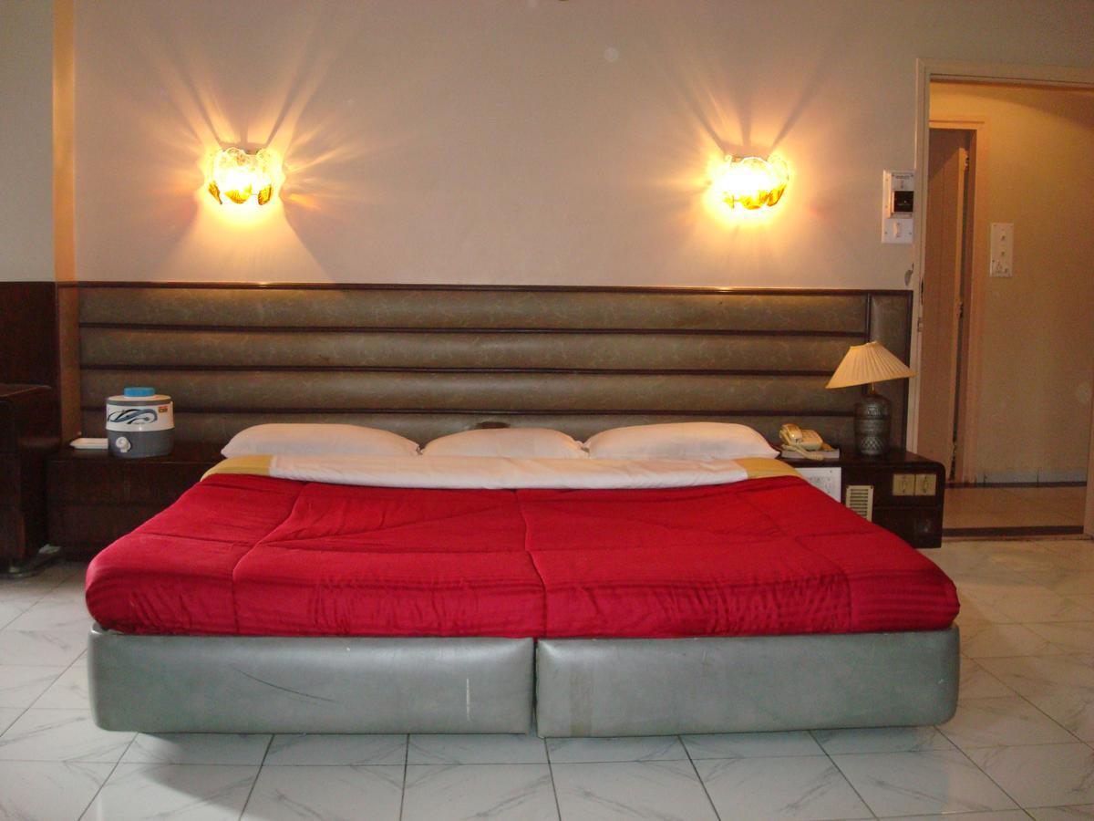 Hotel Siddhartha Palace อาเมดาบัด ภายนอก รูปภาพ