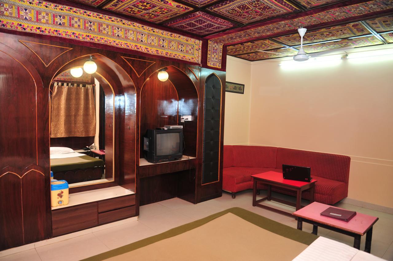 Hotel Siddhartha Palace อาเมดาบัด ภายนอก รูปภาพ