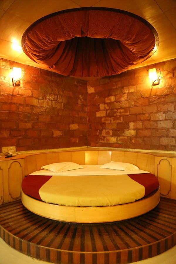 Hotel Siddhartha Palace อาเมดาบัด ภายนอก รูปภาพ