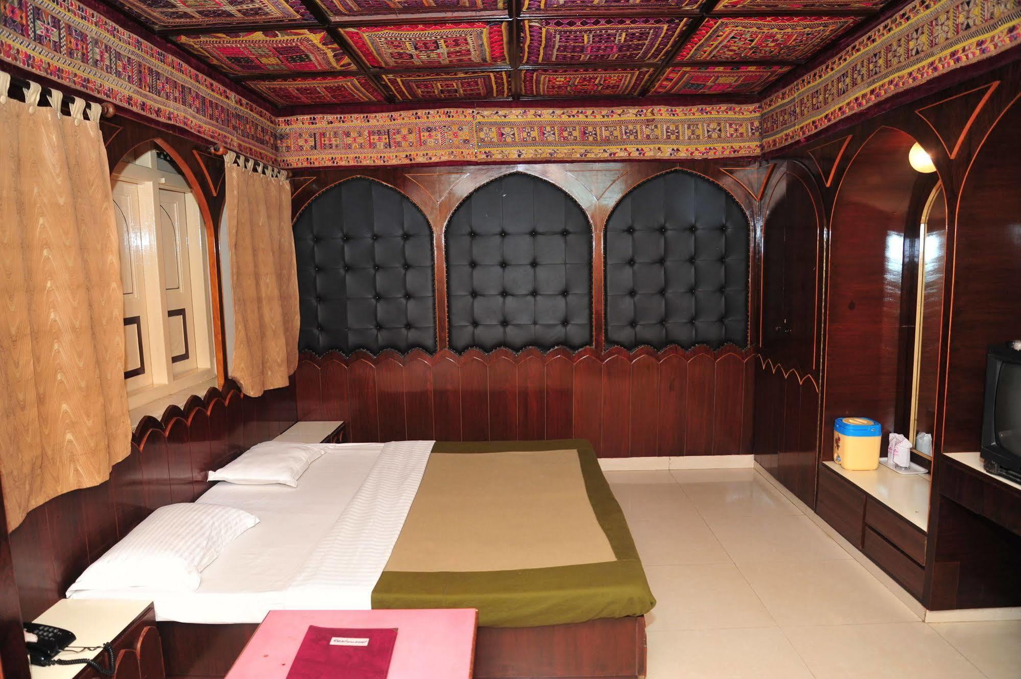 Hotel Siddhartha Palace อาเมดาบัด ภายนอก รูปภาพ