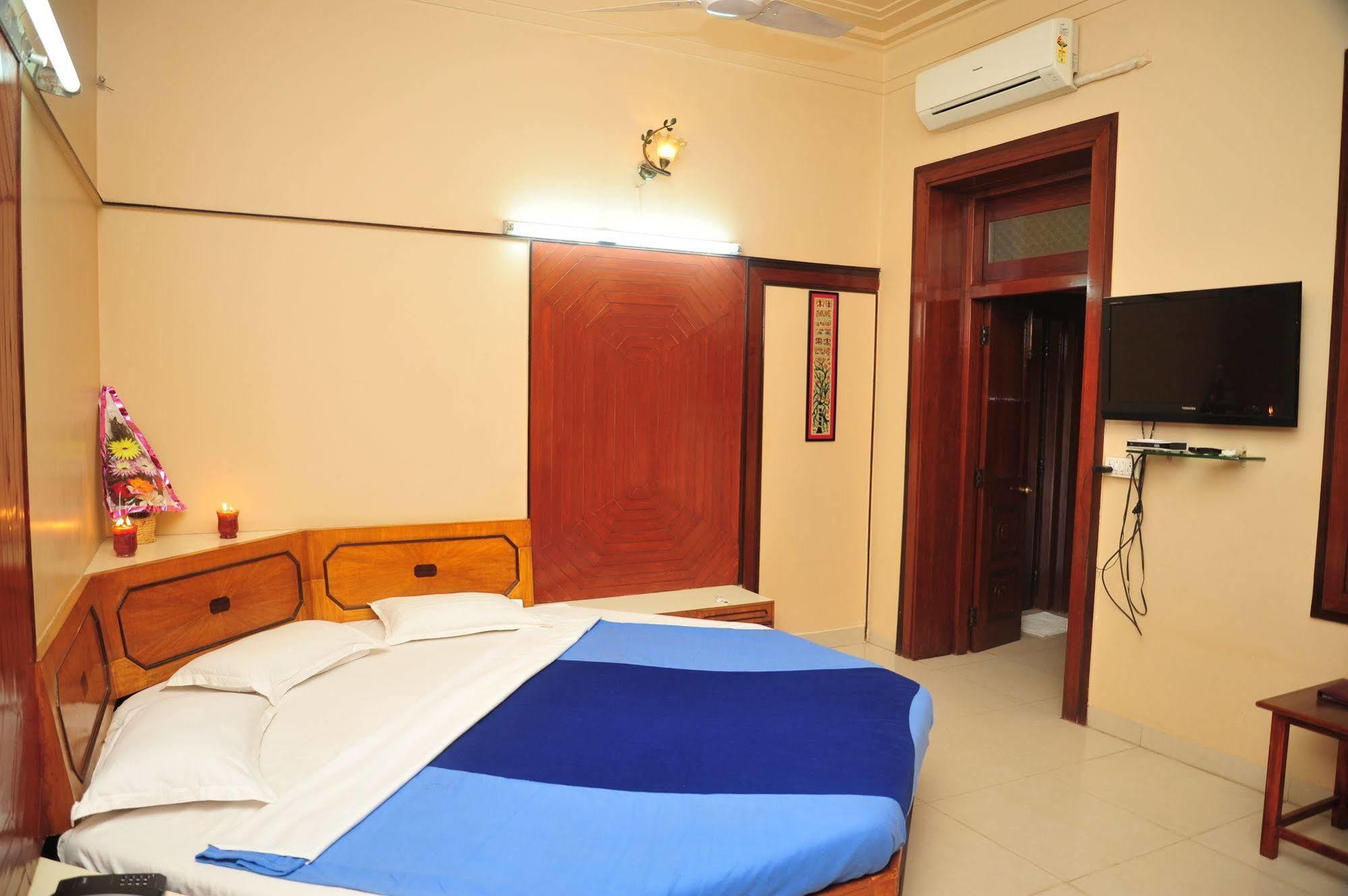 Hotel Siddhartha Palace อาเมดาบัด ภายนอก รูปภาพ