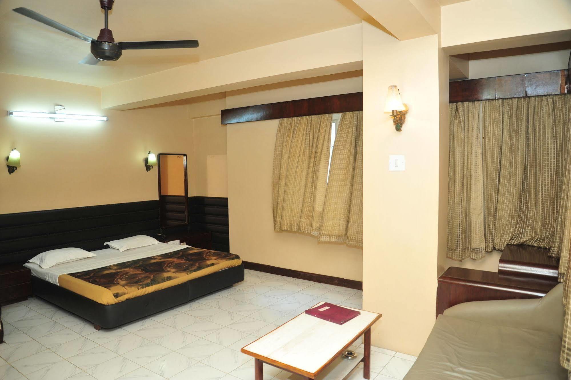 Hotel Siddhartha Palace อาเมดาบัด ภายนอก รูปภาพ