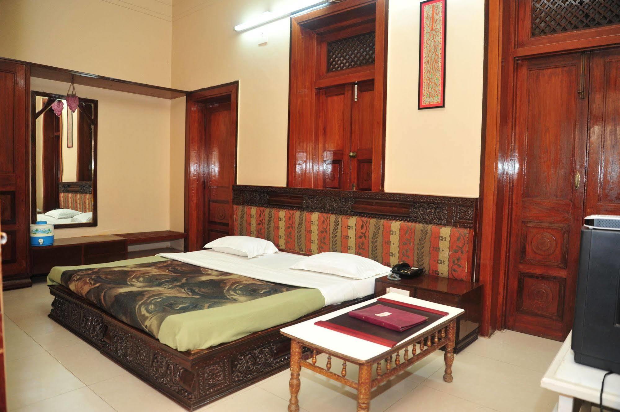 Hotel Siddhartha Palace อาเมดาบัด ภายนอก รูปภาพ