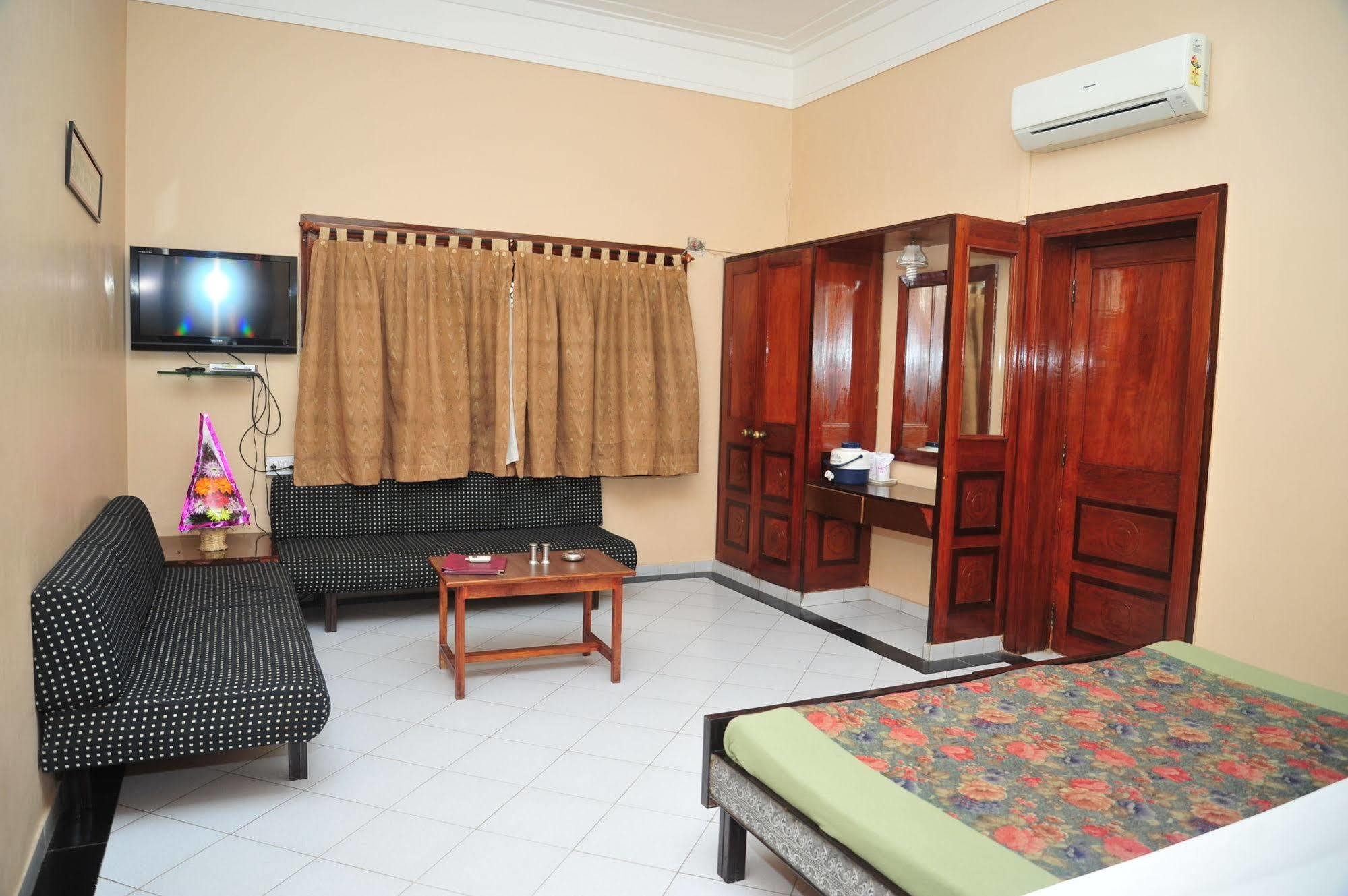 Hotel Siddhartha Palace อาเมดาบัด ภายนอก รูปภาพ